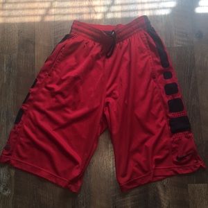 Men’s Nike Dri Fit shorts with pockets👍